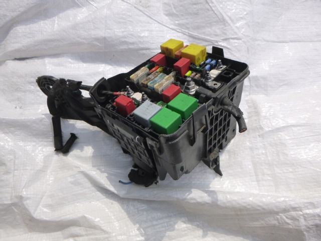 фото №1, Peugeot 208 корпус предохранителей 9804846880