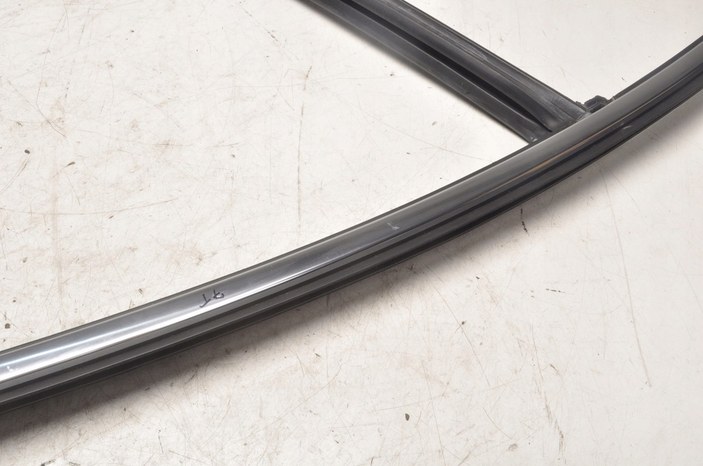 фото №8, Volvo s60 iii молдинг прокладка скло задня права