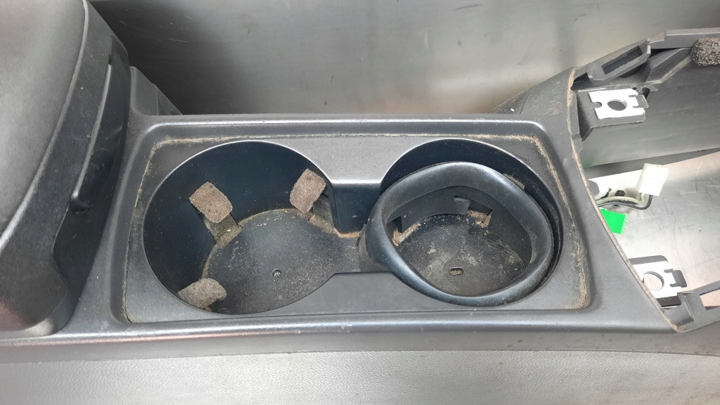 фото №7, Подлокотник туннель средний volvo v50 2.0 hdi 04r