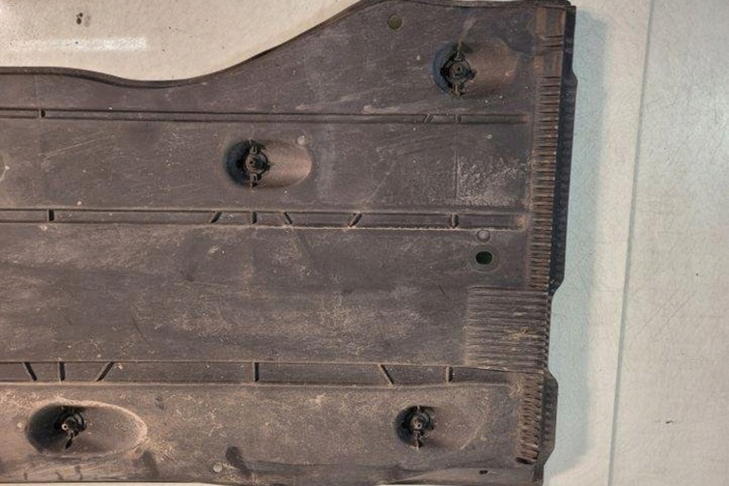 Задняя средняя накладка подвеска audi a3 кабриолет  8v7, 8ve 5q0825272 1.6l Киев