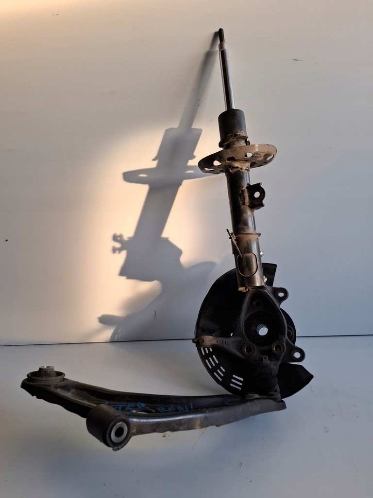 фото №1, Поворотный кулак передняя левая амортизатор рычаг toyota yaris cross iv