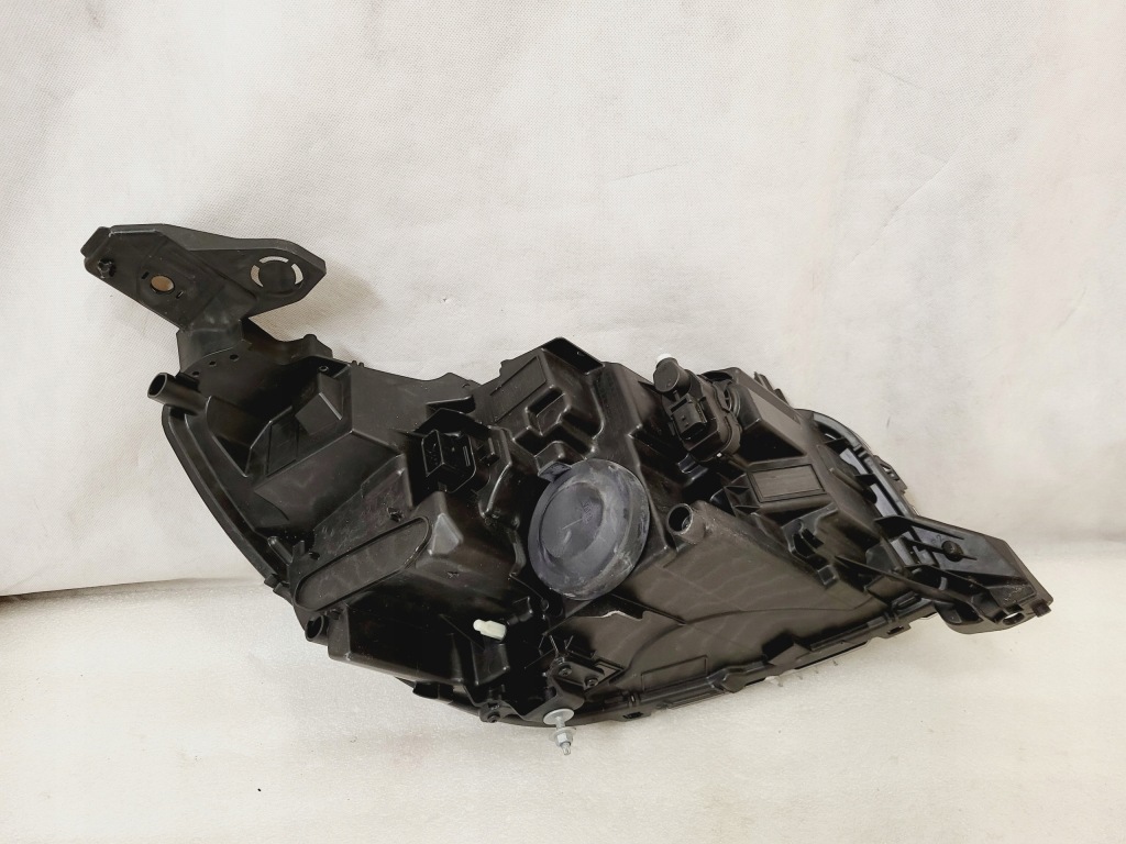 Peugeot 208 2008 2 рестайлинг  фара перед led левая правый с Разборки