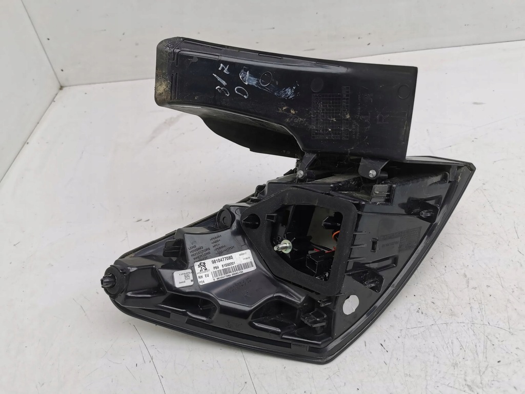 фото №9, Peugeot 3008 ii 2018 правая сторона лампы задние