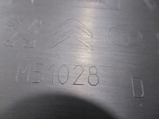 Travaller 18- кутик бампера правий задній датчик pdc новий 98135231xt Оригінал