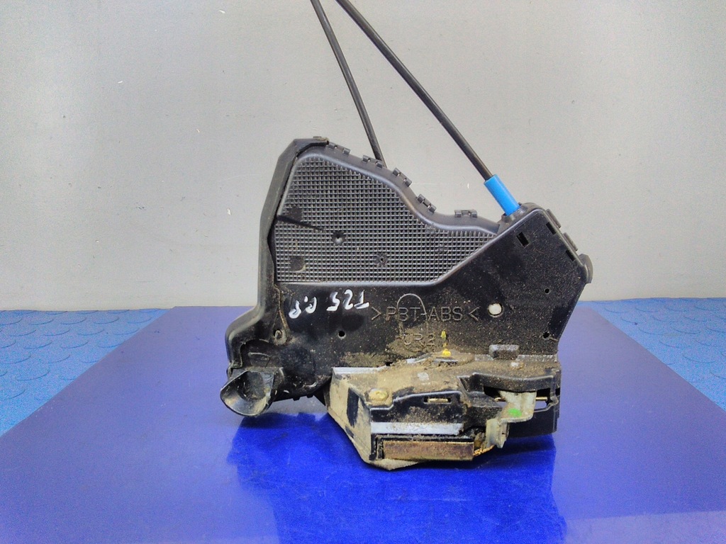 фото №1, Toyota avensis t25 замок двері правий перед