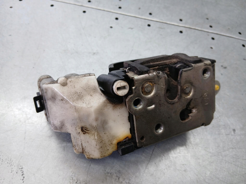 Замок правый задний  alfa romeo 147 1.9jtd 03r 4pin Доставка