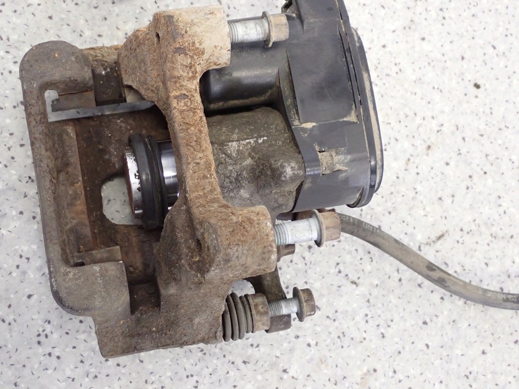 фото №10, Hyundai i40 1.7 crdi 11- суппорт тормозной задний правый электрический