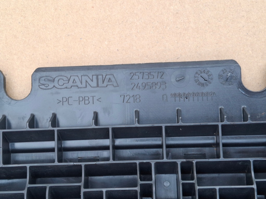 Scania r s накладка крышка аккумуляторов оригинал 2573572 2495893 с Разборки