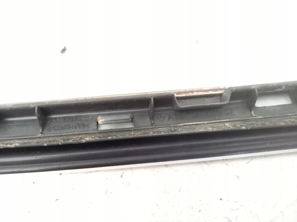 Молдинг стекло лобовое левая правая mercedes e-klasa w212 15r. 149 в Украине