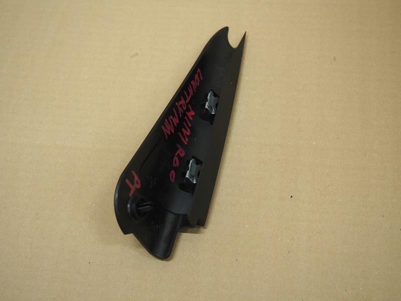 фото №2, Накладка треугольник дверь правых задних mini r60