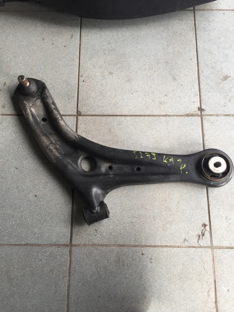 фото №1, Ford ka+ plus 2016- рычаг правый перед