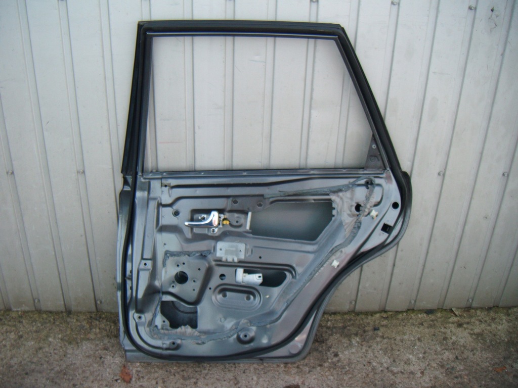 фото №3, Volvo v40 95-04 дверь правый задняя