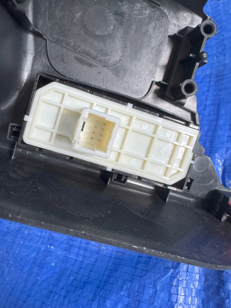 Кронштейн   на напої  toyota yaris iv 1.5 hybrid 58805-0d350 Ціна