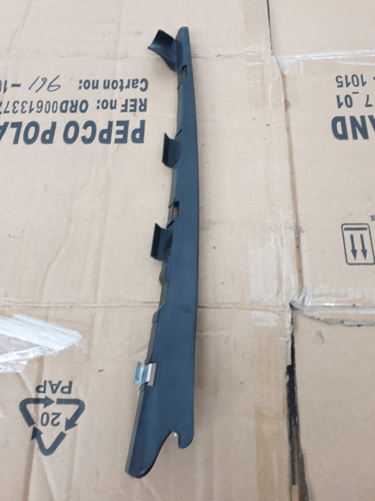 фото №1, Audi a5 8t кронштейн уплотнители дверь правый