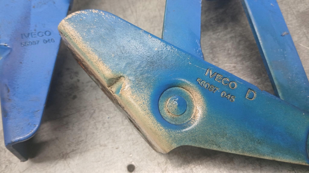 Петля капот iveco daily 06r 56087045/046 в Украине