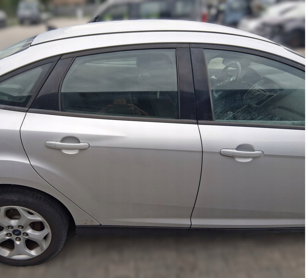 фото №1, Ford focus mk3 sedan дверь правое задние лак 0b