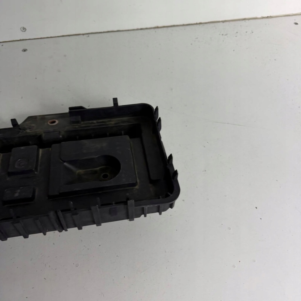 Основание корпус кронштейн аккумулятор audi a3 8p vw golf 5 v оригинальный номер 1k0915333 Киев