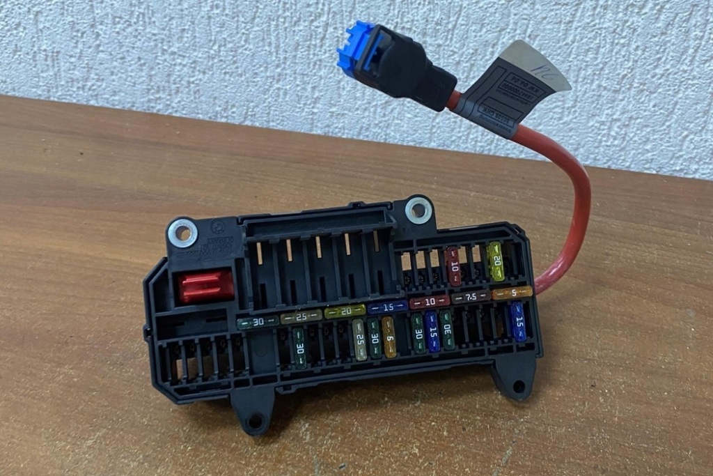 Купити Коробка запобіжників bmw 7 e65, e66, e67 18572 3.0l дизель 170kw 2007