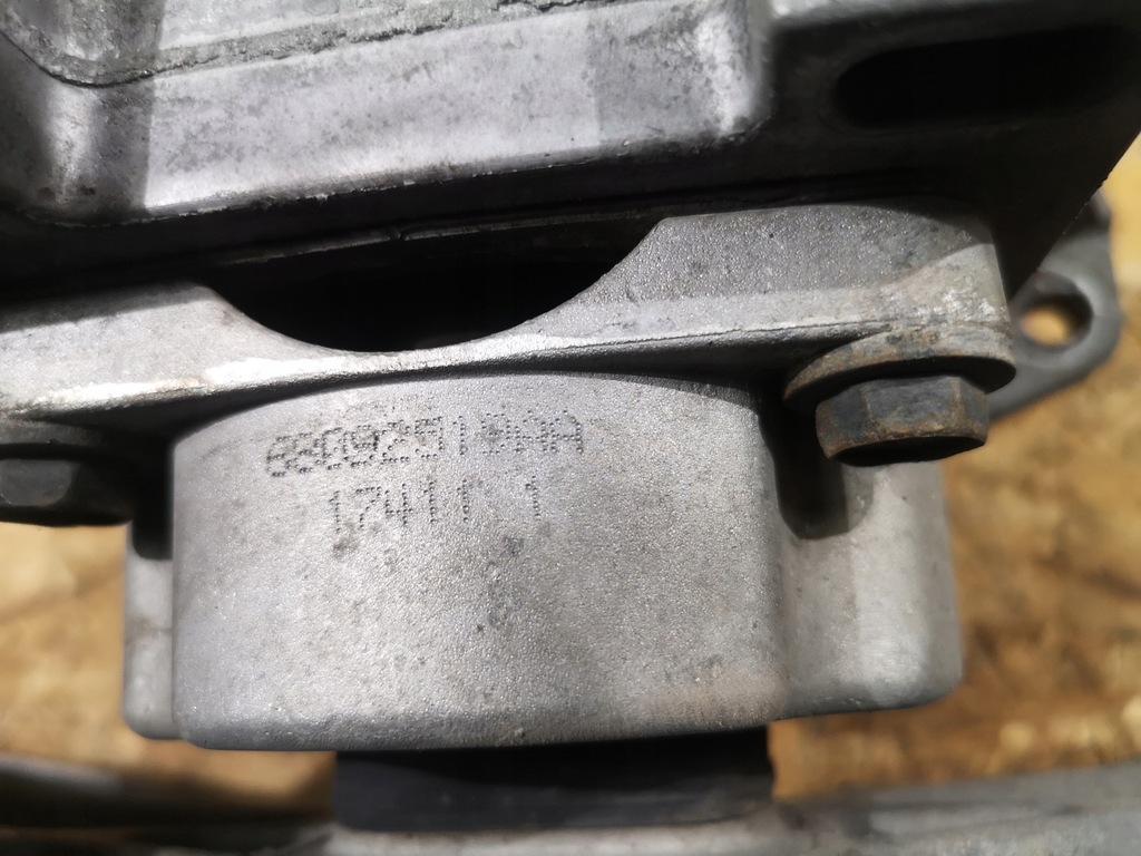 фото №7, Кронштейн підпора подушка коробки challenger 5.7 2009-