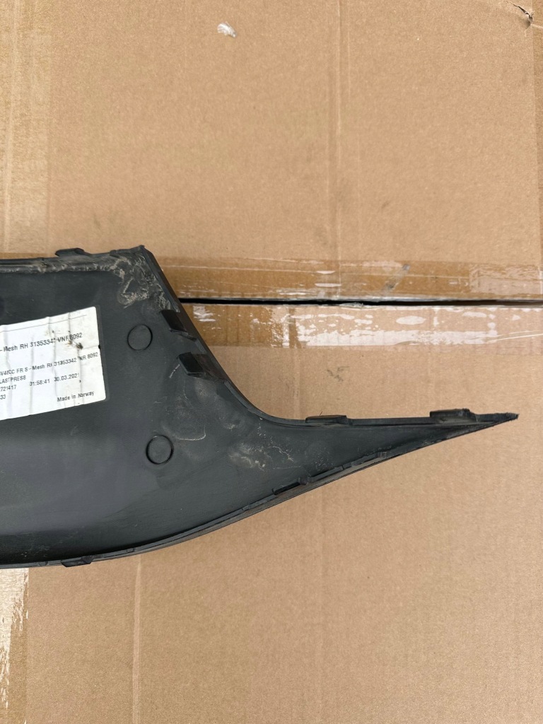 Volvo v40 ii правая решётка бампера перед 31353342 Киев