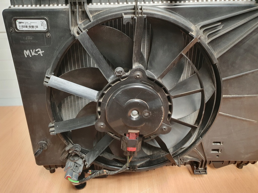 Радиатор woda кондиционер вентилятор fiesta mk7 1.0 b Оригинал