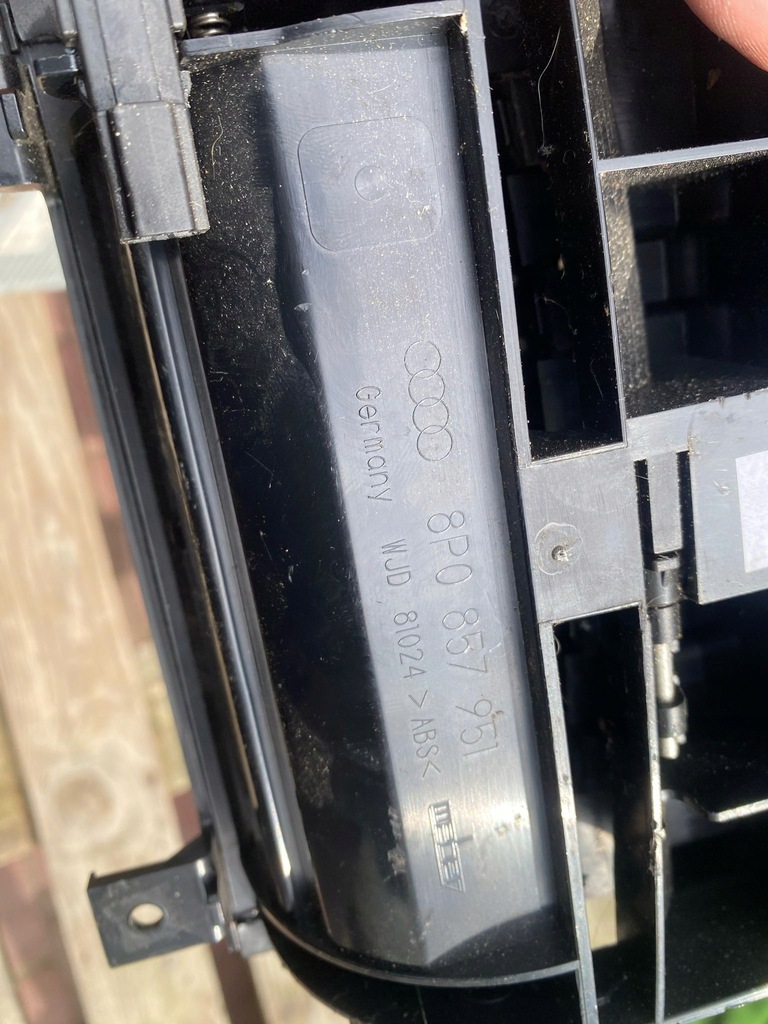 фото №6, Попільничка перед audi a3 8p drewno 8p0857951