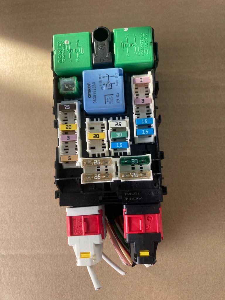 фото №1, Коробка запобіжників реле peugeot 508