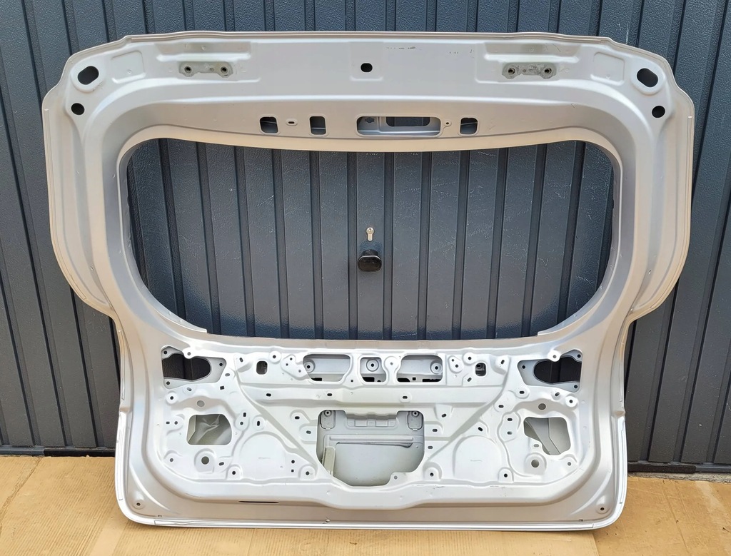 фото №10, Toyota yaris cross 21- крышка багажника багажника задняя fv