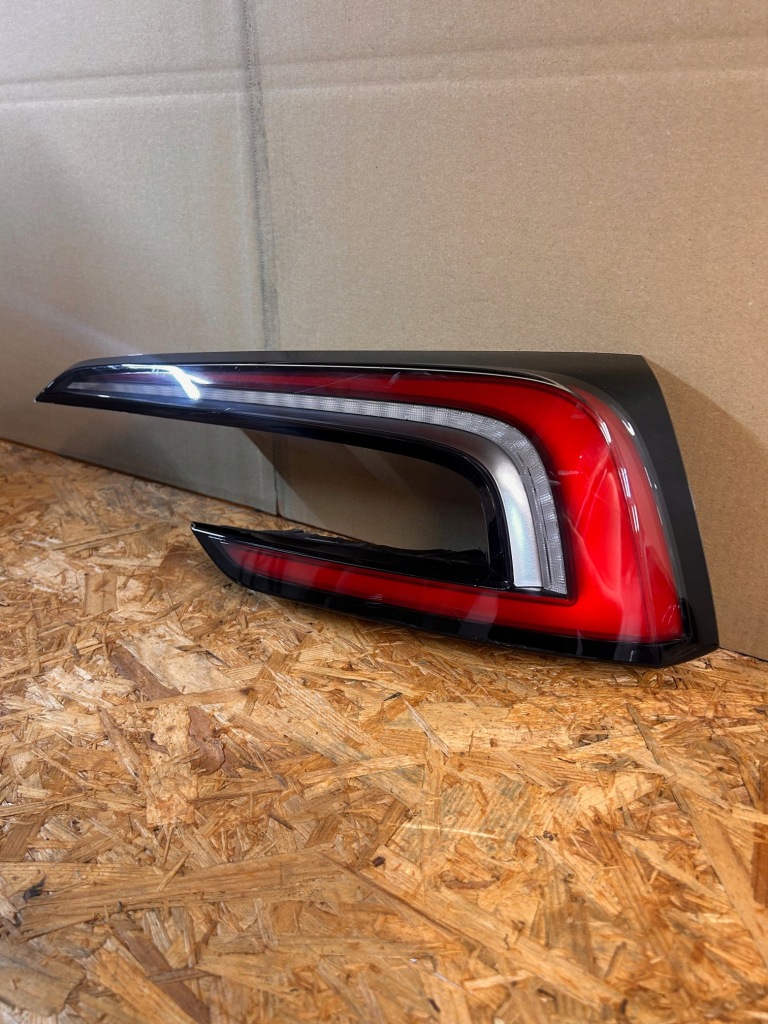 Купити Фара задній правий led w кришці  tesla model 3 рестайлінг  1691500-00-f