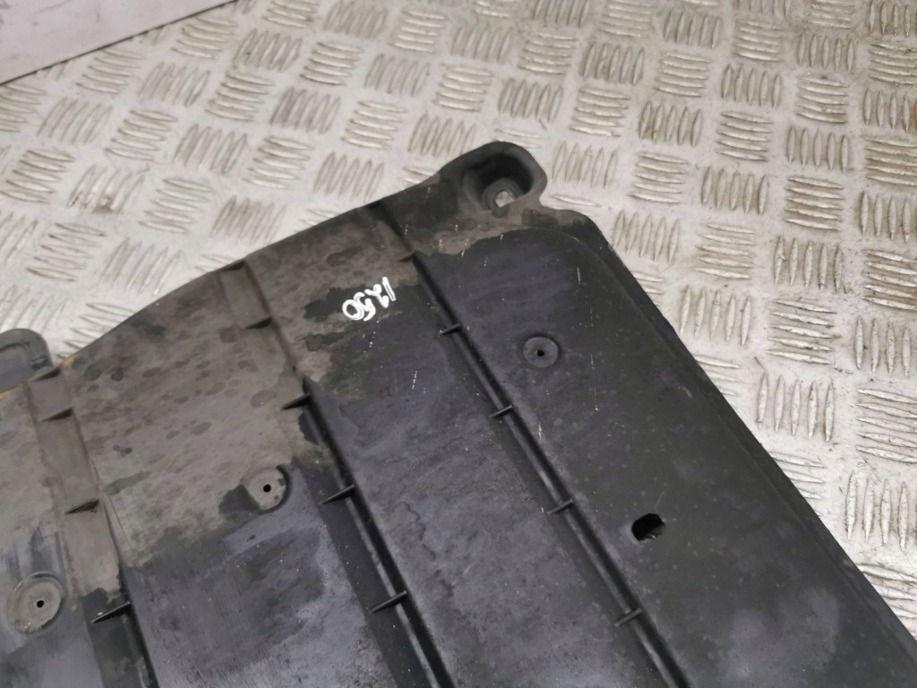 Seat ateca 2016 накладка средняя подвеска Недорого