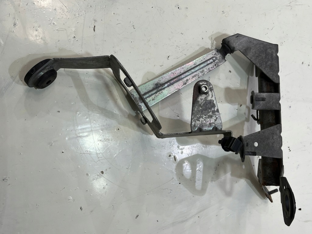 фото №1, Кронштейн насоса vw touareg 7p 7p0142231d