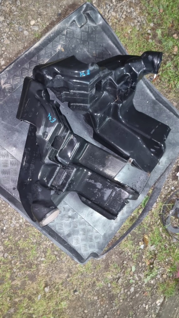 Купити Впуск повітря корпус резонатор bmw 840 850 e31