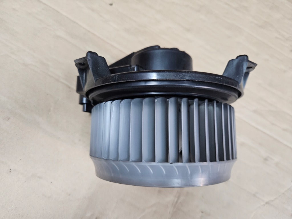 фото №3, Toyota auris ii 13-17 вентилятор салону