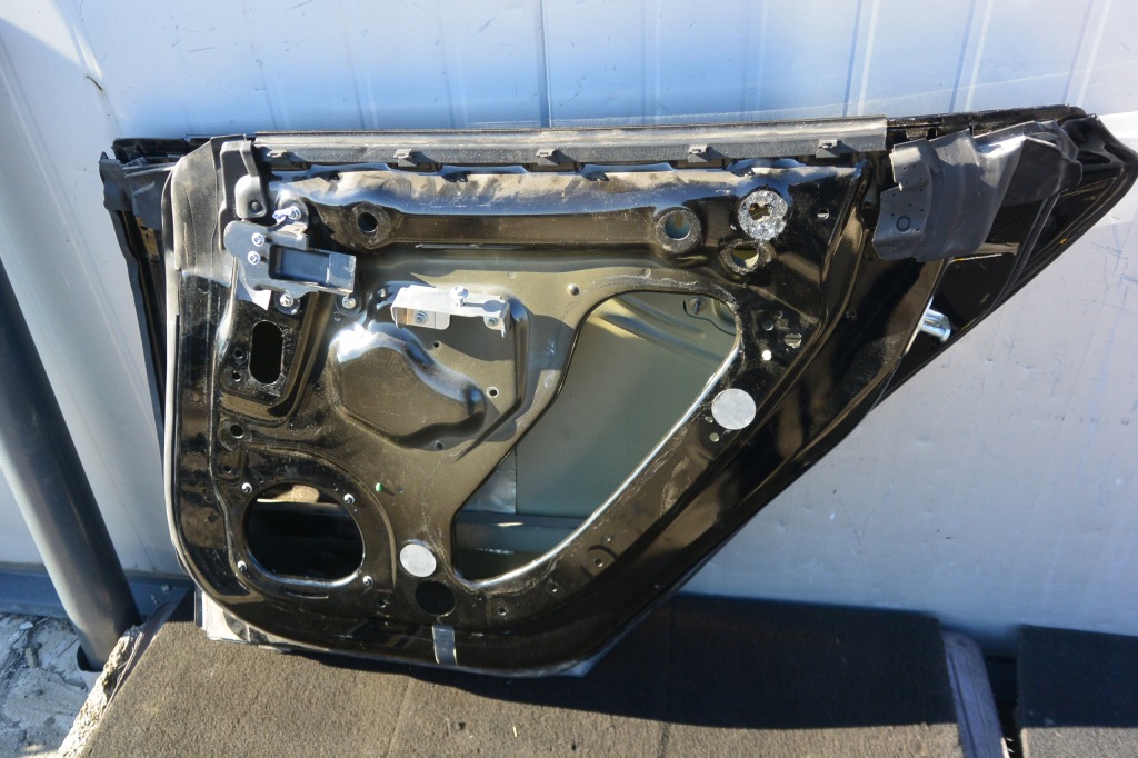 Tesla model s дверь правое  задняя чёрные 13-16 Доставка