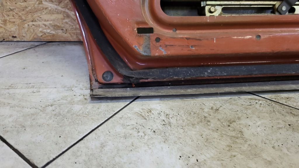 Дверь левое  задняя mercedes w123 универсал без ржавчина Недорого