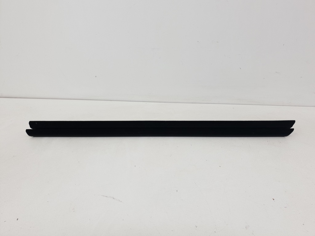 фото №1, Bmw 2 u06 прокладка дверь левый задняя 8496345