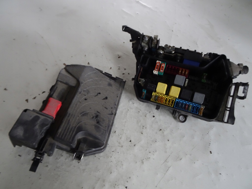 Купити Кришка запобіжників a2465400182 mercedes w176