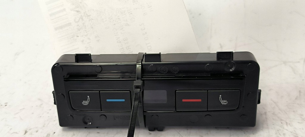 фото №1, Кнопка панель кондиционера vw passat b8 r-line