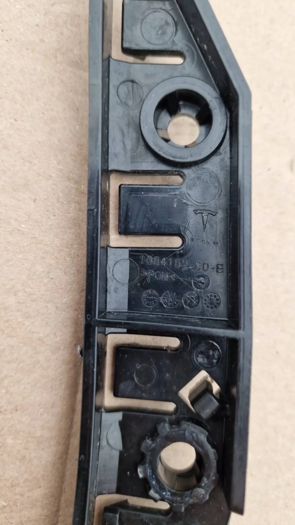 фото №15, Tesla 3 кронштейн направляющая бампера правый 1084182-00