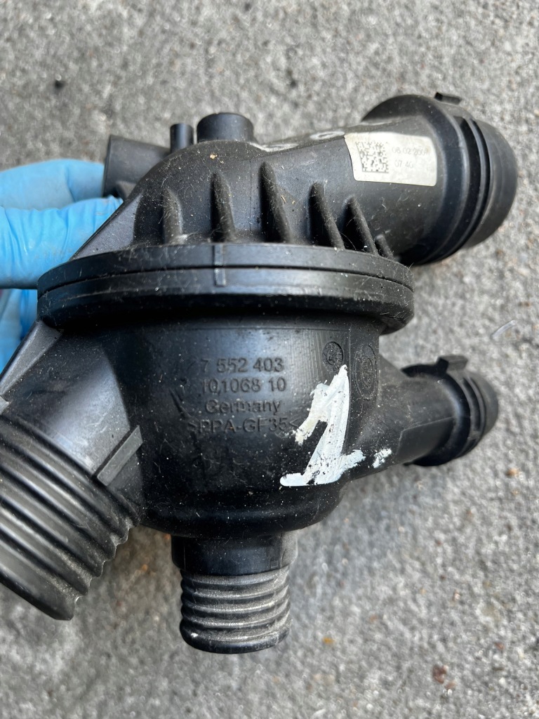 фото №5, 1 bmw e90 e60 2.0i корпус термостата 7552403