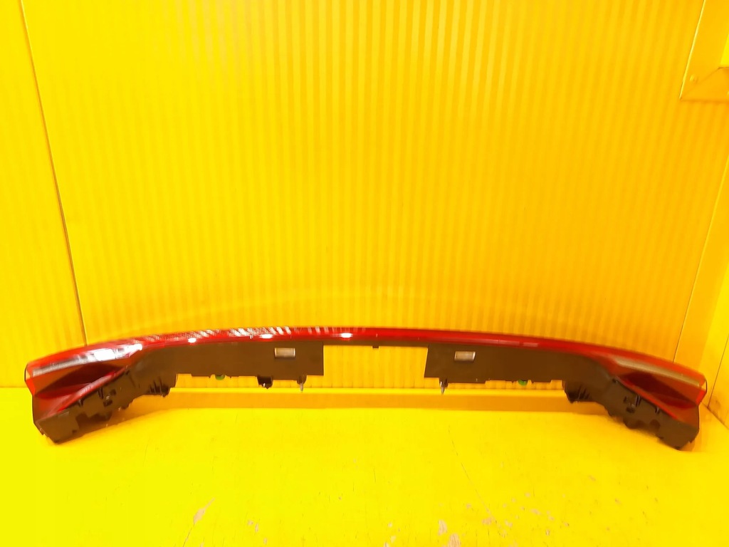 фото №1, Audi e-tron gt 4j3 лампа задняя led накладка 4j3945095