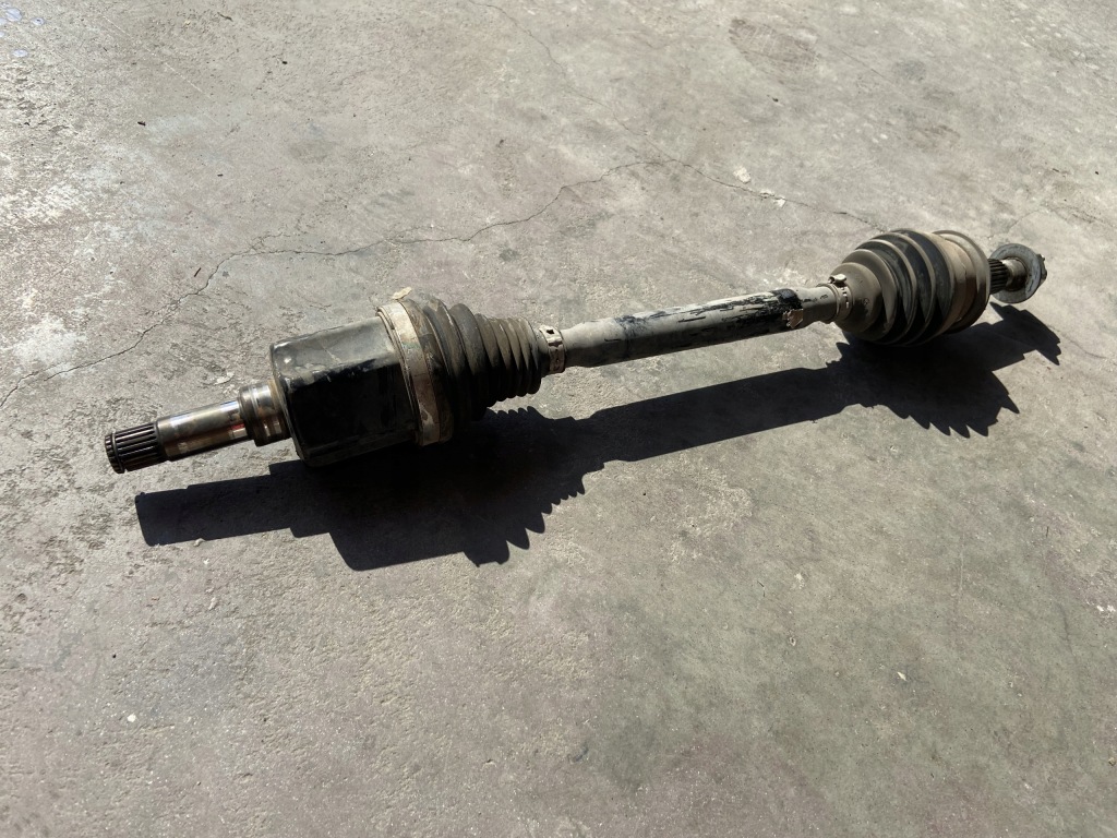 Приводной вал левое  перед alfa romeo stelvio 2.2d q4 Оригинал