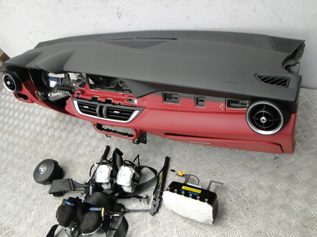 Приборная панель панель  подушка безопасности ремни alfa romeo stelvio оригинал  !!!! Оригинал