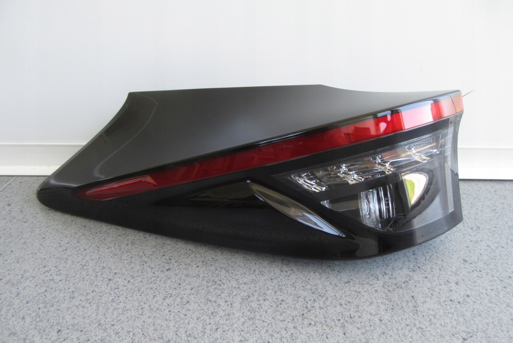 фото №1, Лампа задняя левая toyota yaris cross 81560-0de20