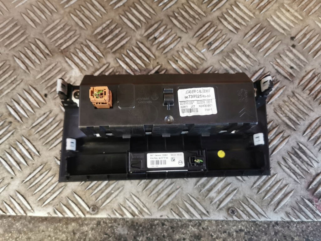 фото №3, Дисплей радио citroen ds4 оригинальный номер 9673952580-00