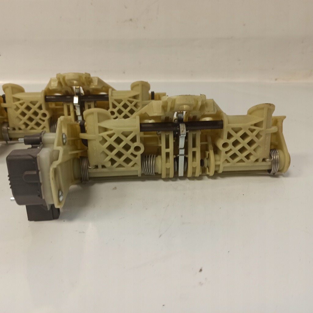 фото №8, Mercedes-benz w219 cls механизм моторчик подголовник задняя 2119700125 2x