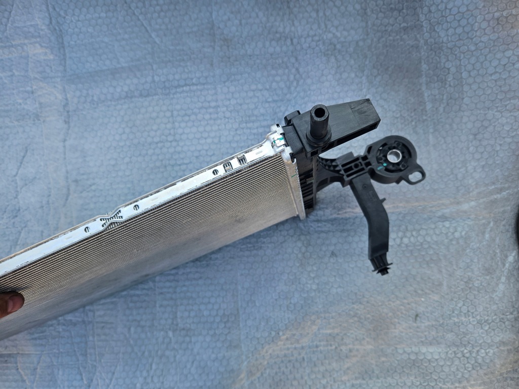 Volvo xc40 радіатор води кондиціонера накладка 32339603 32249884 p31686548 в Україні