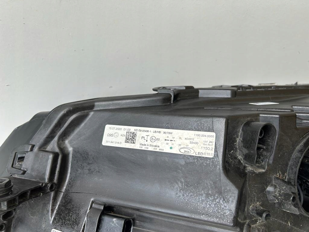 Skoda superb 3 рестайлинг  фара правый  левая перед Доставка