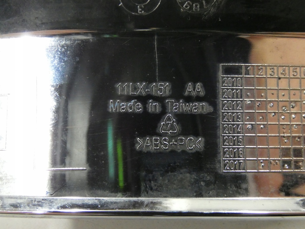 Хром, молдинг бампера передний chrysler 300c левый 251. Недорого