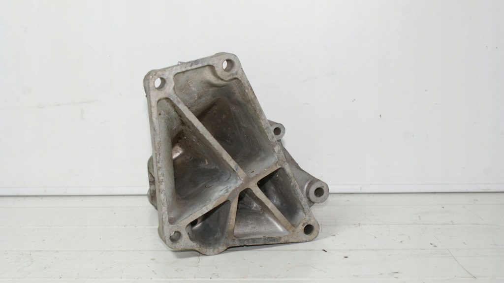 Mercedes r107 w116 w126 sl slc кронштейн кронштейн генератора 1171550735 Оригінал